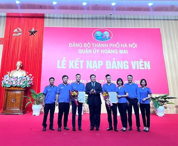 Lễ kết nạp Đảng viên mới nhân dịp chào mừng kỷ niệm 20 năm thành lập quận...