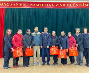 Viện KSND thị xã Sơn Tây trao tặng quà Tết cho các hộ gia đình có hoàn cảnh...