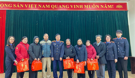 Viện KSND thị xã Sơn Tây trao tặng quà Tết cho các hộ gia đình có hoàn...