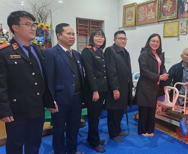 Viện KSND huyện Sóc Sơn tặng quà Tết cho gia đình có công với cách mạng, gia...