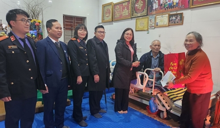 Viện KSND huyện Sóc Sơn tặng quà Tết cho gia đình có công với cách...