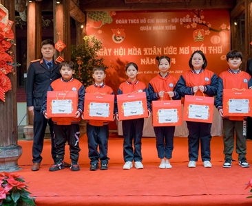 Viện KSND quận Hoàn Kiếm trao quà cho các em học sinh có hoàn cảnh khó khăn...