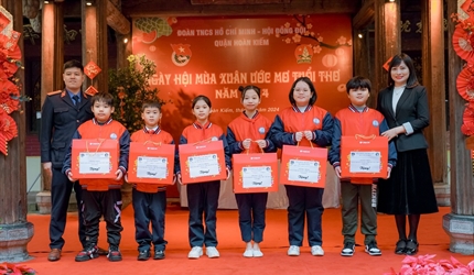 Viện KSND quận Hoàn Kiếm trao quà cho các em học sinh có hoàn cảnh khó...