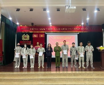 Lễ công bố và trao Quyết định giảm thời hạn chấp hành án phạt tù và tha tù...
