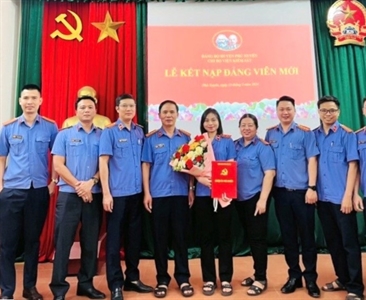 Chi bộ Viện KSND huyện Phú Xuyên kết nạp Đảng viên mới