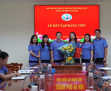 Chi bộ Văn phòng tổng hợp - Viện KSND thành phố Hà Nội tổ chức Lễ kết nạp...
