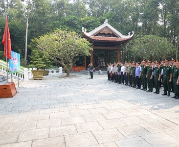 Khối thi đua số 13 thành phố Hà Nội báo công dâng Bác