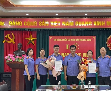 Chi bộ Viện KSND quận Hà Đông tổ chức Lễ kết nạp Đảng viên và trao quyết...