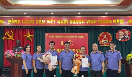 Chi bộ Viện KSND quận Hà Đông tổ chức Lễ kết nạp Đảng viên và trao...