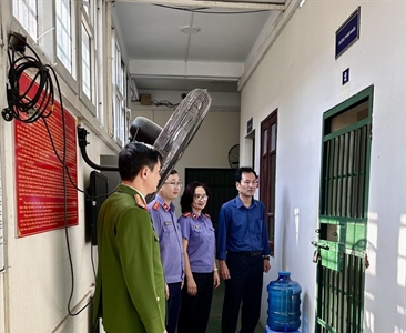 Viện KSND quận Tây Hồ kiểm sát trực tiếp Nhà tạm giữ Công an quận Tây Hồ