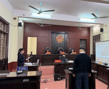 Viện KSND huyện Sóc Sơn công bố chứng cứ bằng hình ảnh tại phiên tòa...