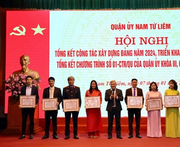 Chi bộ Viện KSND quận Nam Từ Liêm được khen thưởng vì có thành tích xuất sắc...