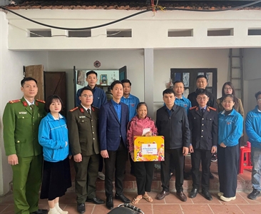 Viện KSND huyện Phúc Thọ tham gia tặng quà nhân dịp Xuân Ất Tỵ 2025