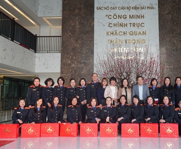 Công đoàn Viên chức thành phố Hà Nội thăm, chúc Tết và tặng quà đoàn viên,...