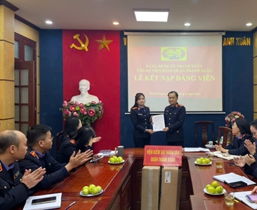 Chi bộ Viện KSND quận Thanh Xuân tổ chức lễ kết nạp đảng viên