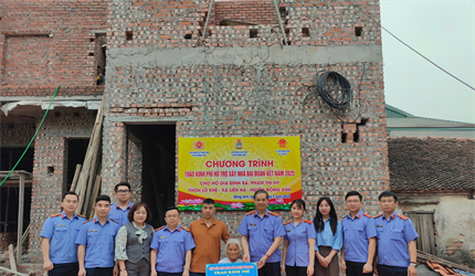 Viện KSND huyện Đông Anh tổ chức quyên góp và trao tặng kinh phí hỗ trợ...