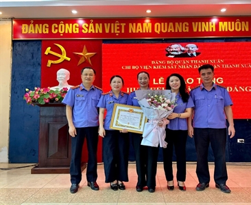 Lễ trao Huy hiệu 30 năm tuổi Đảng của Chi bộ Viện kiểm sát nhân dân quận...