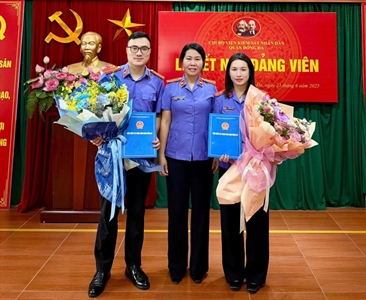 Chi bộ Viện KSND quận Đống Đa kết nạp các quần chúng ưu tú vào Đảng