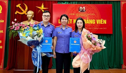 Chi bộ Viện KSND quận Đống Đa kết nạp các quần chúng ưu tú vào Đảng