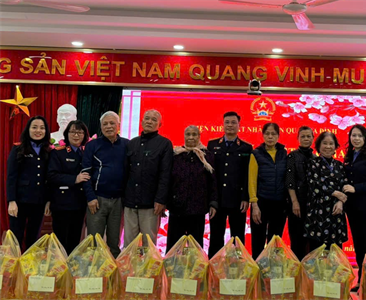 Tập thể Lãnh đạo và Ban chấp hành Công đoàn Viện KSND quận Ba Đình trao tặng...