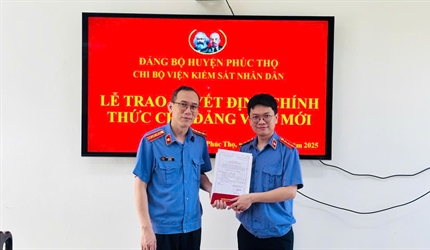 Viện KSND huyện Phúc Thọ trao Quyết định công nhận đảng viên chính thức