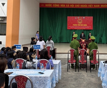 Chi đoàn Viện KSND quận Hà Đông phối hợp với TAND Quận và Trường THCS Hà...