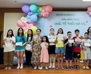 Viện KSND quận Cầu Giấy tổ chức trao quà  cho các cháu thiếu nhi là con của...