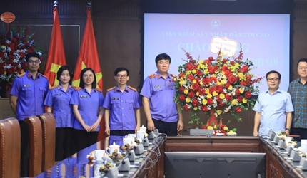 Lãnh đạo Viện KSND thành phố Hà Nội chúc mừng các cơ quan báo chí nhân...
