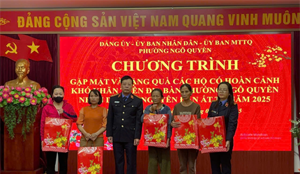 Viện KSND thị xã Sơn Tây trao tặng quà Tết cho các hộ gia đình có hoàn...