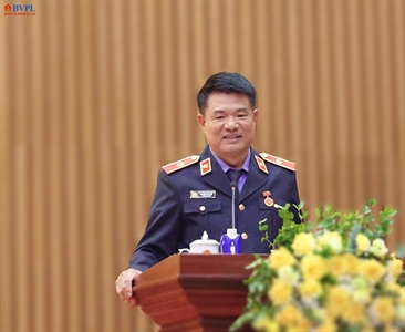 Trao Huy hiệu 30 năm tuổi Đảng tặng Viện trưởng Nguyễn Huy Tiến