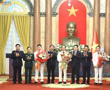 Chủ tịch nước trao quyết định bổ nhiệm Phó Viện trưởng và Kiểm sát viên...