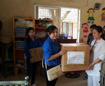 Đoàn Thanh niên Viện KSND thành phố Hà Nội thăm và tặng quà cho người già và...