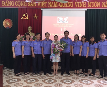 CHI BỘ VIỆN KIỂM SÁT NHÂN DÂN HUYỆN THANH TRÌ TỔ CHỨC  LỄ KẾT NẠP ĐẢNG VIÊN MỚI