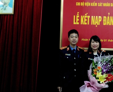 Chi bộ Viện kiểm sát nhân dân quận Hoàn Kiếm kết nạp Đảng viên