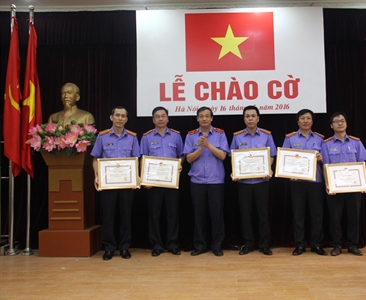 Viện KSND thành phố Hà Nội khen thưởng cho tập thể, cá nhân có thành tích...