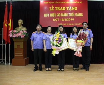 Đảng bộ VKS thành phố tổ chức lễ trao tặng Huy hiệu 30 năm tuổi Đảng dịp kỷ...
