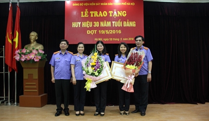 Đảng bộ VKS thành phố tổ chức lễ trao tặng Huy hiệu 30 năm tuổi Đảng...