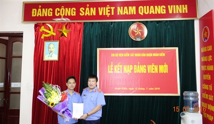 Chi bộ VKS quận Hoàn Kiếm kết nạp Đảng viên mới