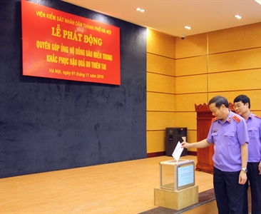 Viện KSND thành phố Hà Nội quyên góp, ủng hộ đồng bào miền Trung.