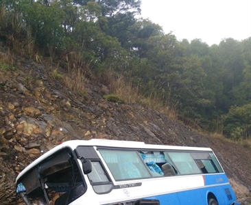 Sóc Sơn: Xe khách đâm vào vách núi, 1 người chết, hơn 30 người bị thương.