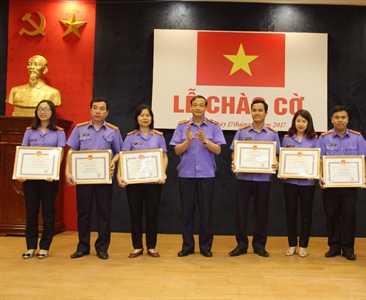 Viện KSND thành phố Hà Nội khen thưởng các cá nhân có thành tích đột xuất...