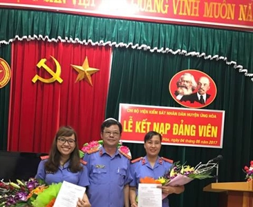 Chi bộ Viện KSND huyện Ứng Hòa tổ chức Lễ kết nạp Đảng viên mới