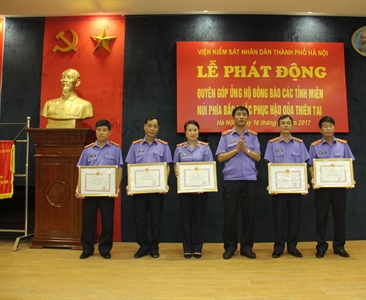 Viện KSND thành phố Hà Nội khen thưởng các cá nhân có thành tích đột xuất...