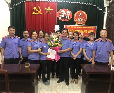 Chi bộ Viện KSND huyện Ứng Hòa tổ chức Lễ kết nạp Đảng viên mới